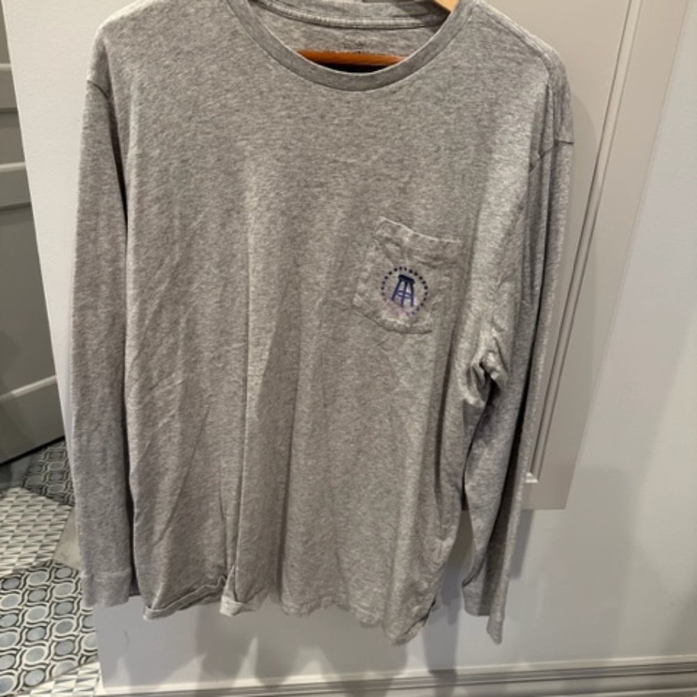 Long sleeve men's Vineyard Vines tee size XL.